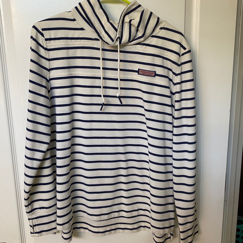 Women’s Vineyard Vines top, large